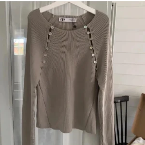 Snygg zara tröja - Intressekoll, kom med prisförslag!💕den är typ grå/brun/grön/beige 