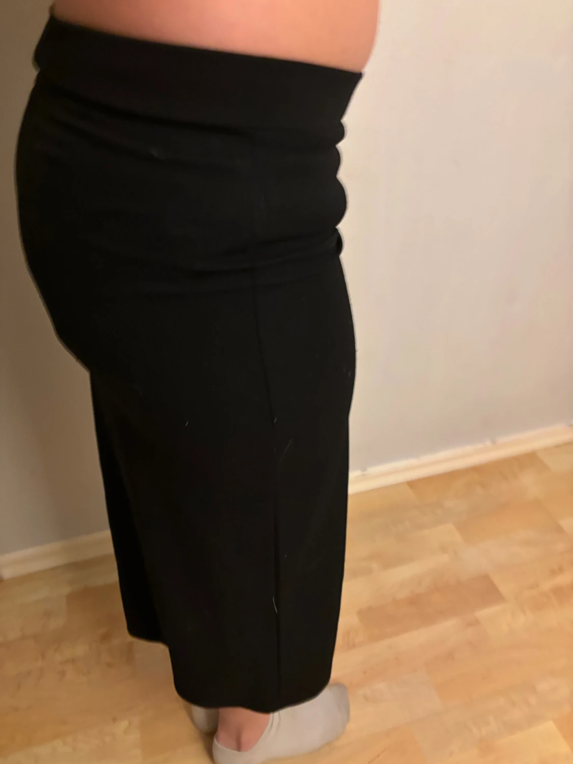 Svart långkjol med tight passform - 1