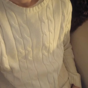 Vit Kabelstickad från Bondelid - Säljer en stilren vit stickad tröja från Bondelid. Tröjan har ett klassiskt flätmönster och långa ärmar, perfekt för kyligare dagar. Den är mjuk och bekväm, idealisk för en avslappnad look. Passar bra till både jeans och chinos. Ligger typ på ett 7/10 skick💯