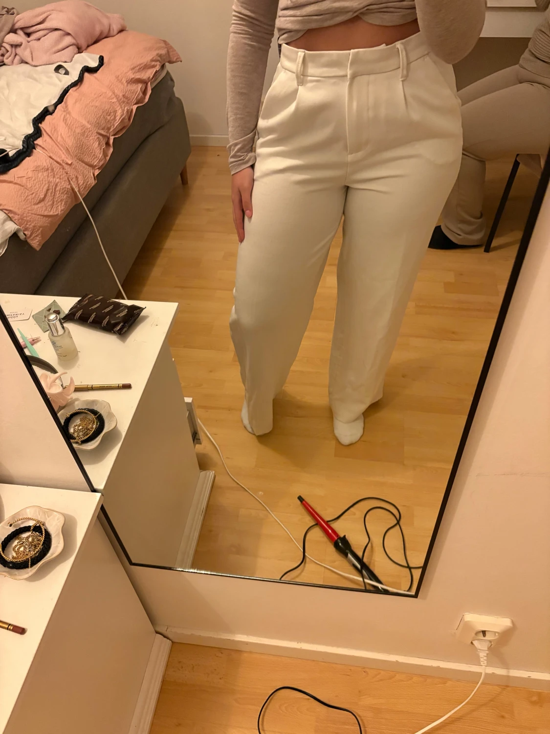 Vita kostymbyxor med hög midja