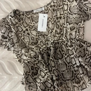 Mönstrad blus  - I s, Lappen är inte kvar längre, passar en utekväll eller i skolan. 
