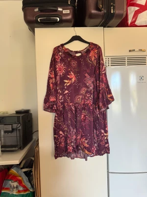 Odd molly klänning  - Säljer en superfin vinröd klänning med superfina detaljer. Klänning har något öppen rygg, ser lite ut som en omlottsmodell i ryggen. Från märket Odd Molly. Storlek 2 som enligt deras storleksguide motsvarar en M. Mycket fint skick, jag hittar inga synliga anmärkningar eller defekter.  