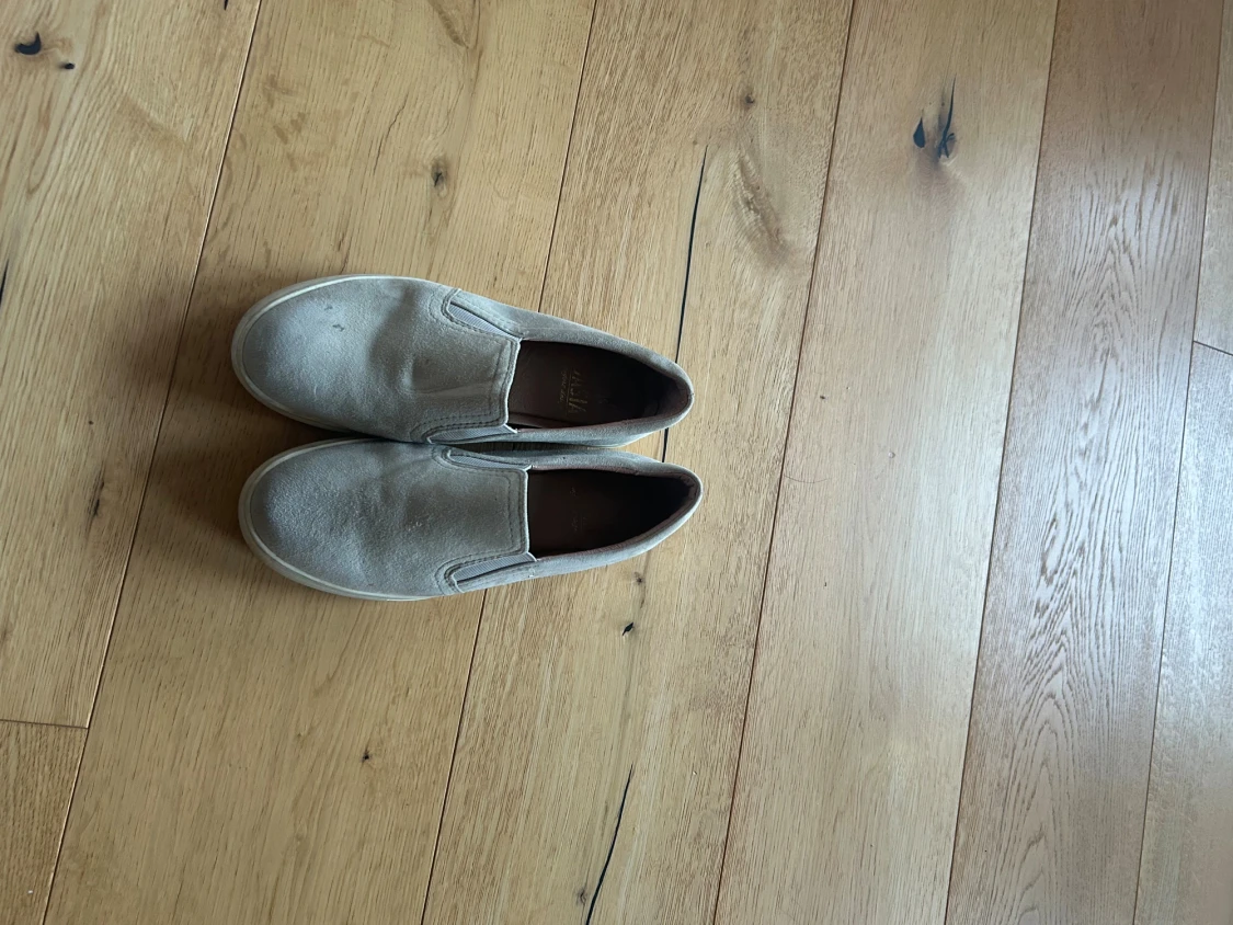 Beige slip-on sneakers från Dash - 1