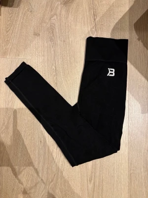 Rockaway träningstights, svarta. BetterBodies - Tvättråd: 40°. Inga hål, sömnen är inte helt fäst där jag har mina fingrar på sista bilden. 