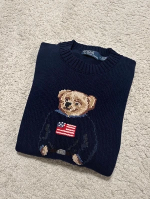 Ralph Lauren polo bear sweater - Skick: 8/10 (mycket bra) Färg: Navy Storlek: M Defekter: Nej Märke: Ralph Lauren (polo bear) Vid frågor är det bara att höra av sig:) Fraktar inom 24h📦🚚
