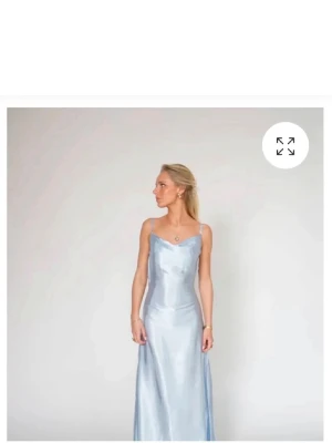 Ljusblå balklänning  - Säljer denna balklänning från By-Stina som inte längre säljs. Helt oanvänd. Storlek S.