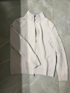 Gran sasso kashmir zip - Säljer den här sjukt snygga gran sasso kashmir zipen. Den är i väldigt bra skick, den enda defekten är att lappen håller på att ramla av men går lätt att sy på igen. Den är storlek 48 men har krympts till xs. Skriv vid minsta fråga/fundering👌