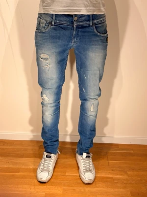 G-star jeans - Säljer dessa sjukt feta och unika jeans från G-star. Jeansen är i nyskick med slitningar och är i strl 31/34 men är snarare 31/32. Modellen på bilden är 184 och väger ca 70 kg