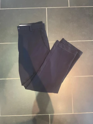 Footjoy golfbyxor  - Säljer ett par snygga golfbyxor från Footjoy. | Storlek W34/L31 | Färg: blå | Mycket bra skick! | Vid fler frågor eller funderingar är det bara att skriva 😊