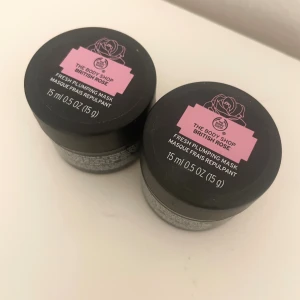 British rose plumping mask 2 pack - Säljer två plumping mask med british rose 💞                                                          Har aldrig använt dem, men har bara öppnat den ena och luktat, den luktar jättegott 🥰🥰                                                           Köpte två för 160 kr på the body shop.                                                                                                                                      