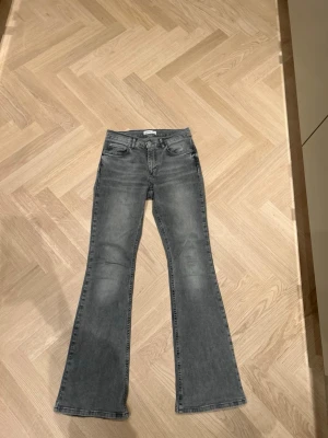 Grå bootcut jeans - Säljer dessa gråa jeans i st 36 ifrån Gina Tricot pågrund av inte nån användning. Dessa jeans är använda ett fåtal gånger så är i ett fint skick ordinarie pris är ca 500 och säljer för endas 267. Skriv om ni vill ha bilder på💕 pris kan diskuteras