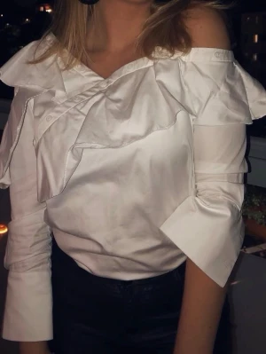 Vit asymmetrisk blus - Vit asymmetrisk blus/skjorta