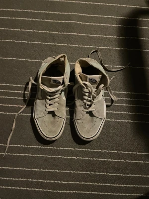 Vans skor - Säljer ett bara turkosa vans. Skorna är väldigt använda och har därav tappat mkt färg, blivit lite bruna. I skon vid hälen är de även lite trasiga! Pris kan diskuteras eftersom defekterna.
