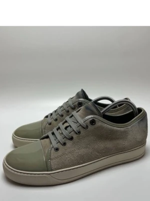 Lanvin skor - Säljer nu ett par riktigt feta Lanvin skor | Storlek: UK 7 passar 42/43. Använda men fortfarande i mycket bra skick. Ytterst liten missfärgning vid övre del av flärpen men det är omärkbart vid användning. Självfallet äkta, skriv vid frågor🙌