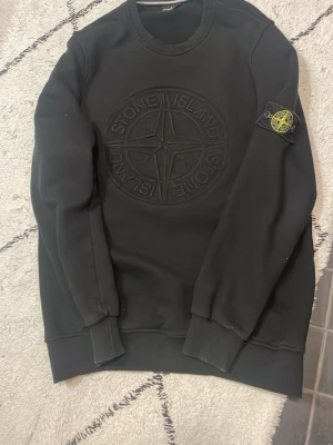 Svart Stone Island sweatshirt L - Helt äkta tröja köpte för 3000. Fråga om ni har några frågor. 