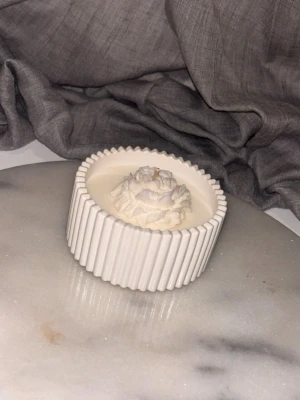 Strandahl No.1  - Vårat första ljus, utan doft, gjutet i våran egen gjutna form av gips 🥰 följ oss på Instagram för mer uppdatering 🥰