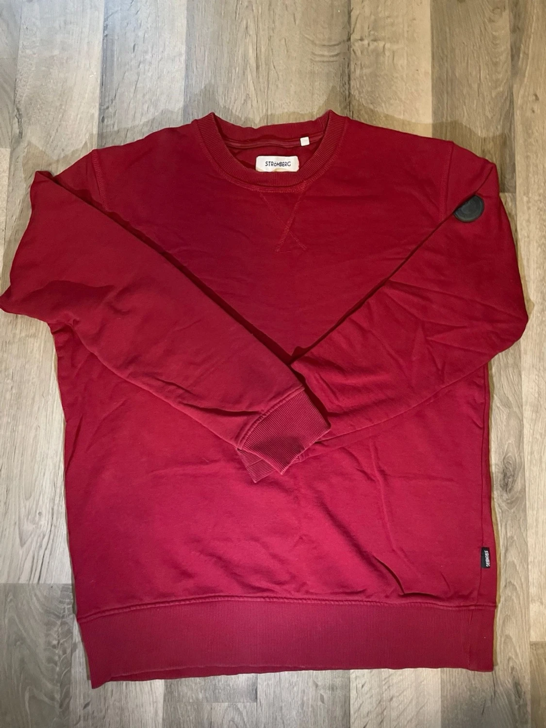 Röd sweatshirt från Strömberg L