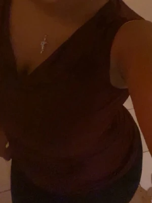 Lila ärmlös topp med drapering - Säljer en lila ärmlös topp med snygg drapering över bröstet och axlarna. Toppen har en mjuk, stretchig passform och är perfekt för dig som gillar en enkel men ändå stilren look. Materialet känns lent mot huden och färgen är riktigt fin.