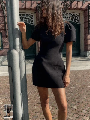 Svart kort puffärmad klänning från Zara - Helt ny klänning från Zara med prislappen kvar i storlek xs