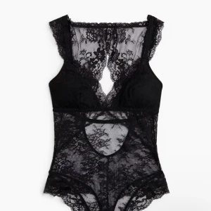 Svart spetsväst med v-ringad urringning - Snygg svart body från h&m storlek S. Pris går att diskutera!!!!🩷🩷 säljer den då den inte satt bra på mig, aldrig använd💕