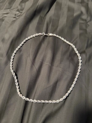 Cordell halsband - Material: Rostfritt stål 316L Plätering: 925 Sterling Silver Bredd: 6mm Längd: 60cm