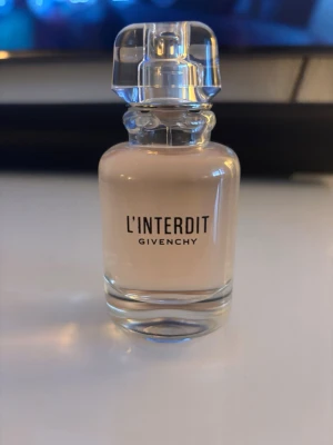 Givenchy L'Interdit parfym - Upptäck L'Interdit från Givenchy – en ikonisk parfym i elegant design. Perfekt för dig som vill sticka ut med en klassisk och trendig doft från ett välkänt modehus.