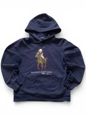 Ralph Lauren hoodie - • Ralph Lauren fleece hoodie • Stilren 👔  • Mörkblå 🔵 •Inga större skavanker som hål ✅ • Nypris ca 1600kr 💵 • Bra pris💲 • pris kan diskuteras 🗣️ • Axel ca 44cm, längd 60cm, ärm ca 58cm📏 • Små sprickor i loggan 🧸 (se bild) • luddig