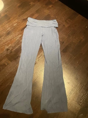 yoga pants  - mörk blå yoga pants med lite slitningar där nere men inget som syns så mycket. 