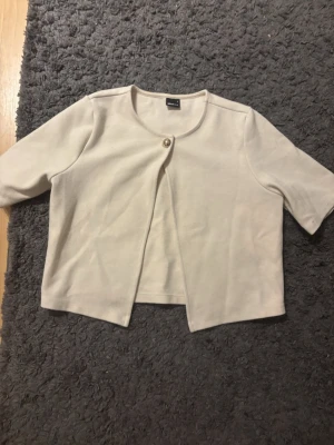 Beige kofta från Gina Tricot - Kort beige kofta från Gina med en guld knapp