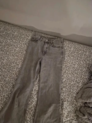 Grå jeans - Fina gråa jeans i storlek 32 från H&M. Väl använda men fortfarande i bra skick. Finns bara en fläckar på bakfickan, men går lätt bort med Vanish. 