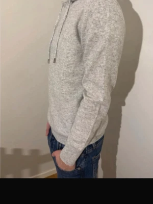 Kashmir/Merinoulls Hoodie Grå - Säljer en helt ny kashmir/merinoulls hoodie i storlek S. Hoodien har inga defekter eller skador!