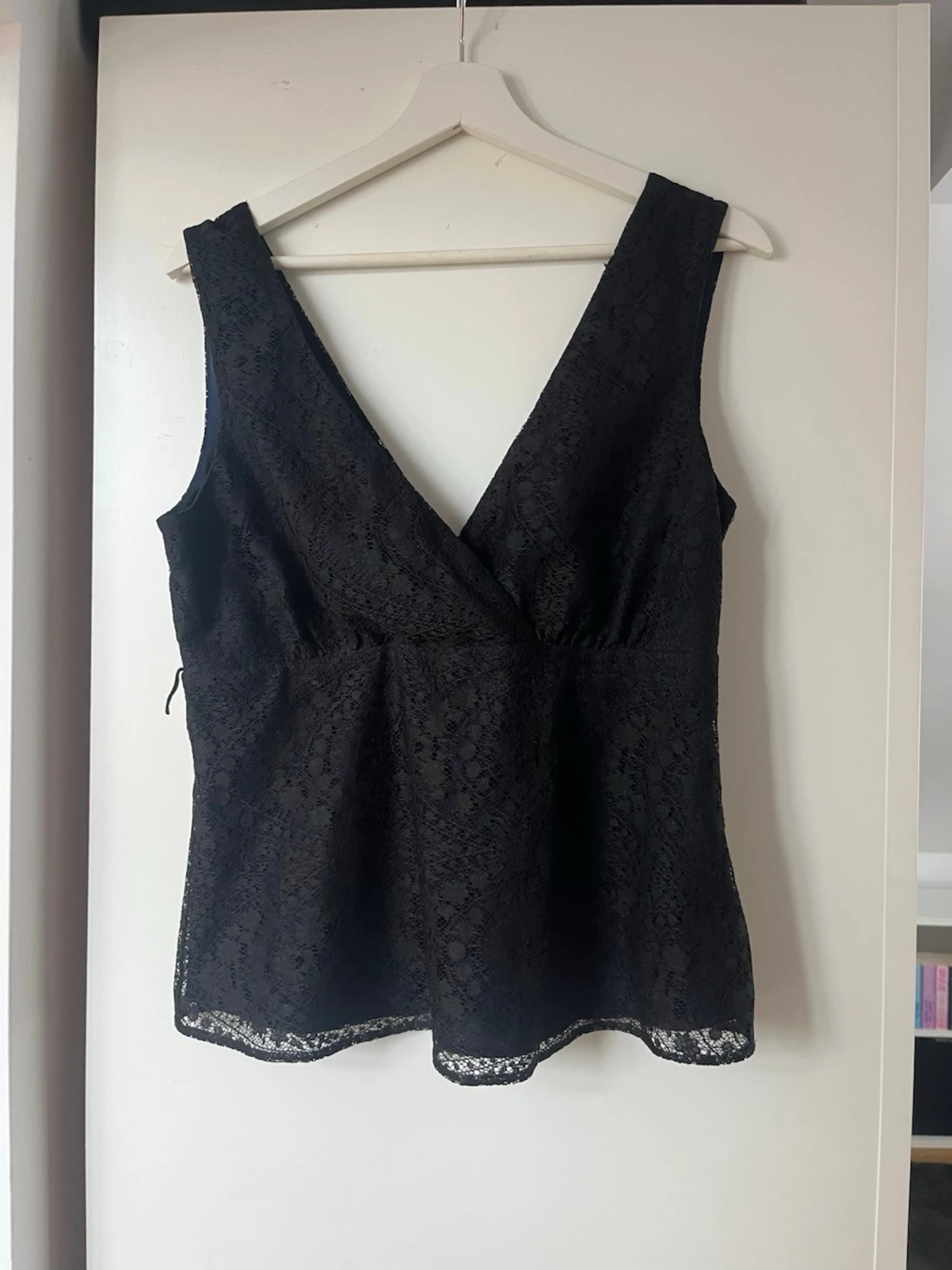 Svart spetsblus med omlott och v-ringning - 1