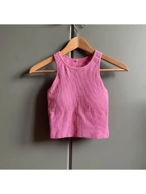 Rosa träningstopp - Säljer denna träningstopp som tyvärr är för liten. Nästan aldrig använt den. Pris kan diskuteras.💕