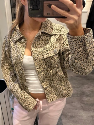 Leopardmönstrad jeansjacka - Säljer denna super snygga leopard jeans jackan! Den är knappt använd och är super snygg till sommaren🫶🏻🐆
