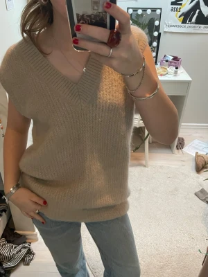 Stickad väst  - Säljer en najs stickad väst som är perfekt att toppa outfits med! Den är ny och fräsch. Säg till om du vill ha fler bilder eller vill diskutera pris💕