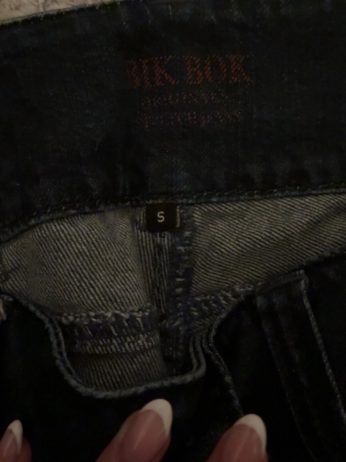 Mörkblå jeans med nitar på fickor - 4