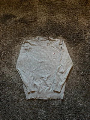 Tommy Hilfiger tröja - Merinoull tröja frpn tommy hilfiger. Tröjan har inga tecken på användning och är visuellt som ny. Skriv om du har frågor!