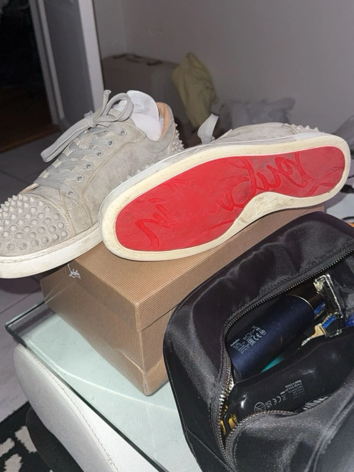 ÄKTA Grå Christian Louboutin sneakers med nitar - 1