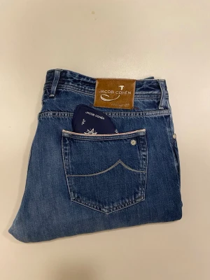 Jacob cohen jeans limited edition 688 - Blåa Jacob Cohen jeans limited edition 088/107  Style 688 limited edition //  Mycket bra skick //  Storlek 40 //  Mått  Midja bredd 50cm  Längd 100cm  Innerben längd 76cm  Benöppning 18cm  Scarf ingår //  Skriv vid minsta fråga eller fundering🤝