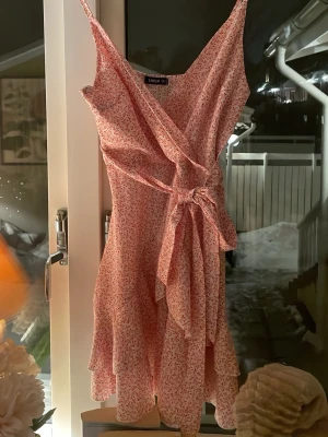 Rosa  omlottklänning  - Söt o somrig klänning som sitter väldigt bekvämt. Är 170 och den är inte för kort på mig 🩷