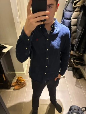 Ralph lauren skjorta - Mörkblå Ralph lauren skjorta i bra skick, storlek XL barnstorlek den sitter typ som en vuxen S. Jag säljer den för 450 hör av dig vi fundering och frågor👍🏼