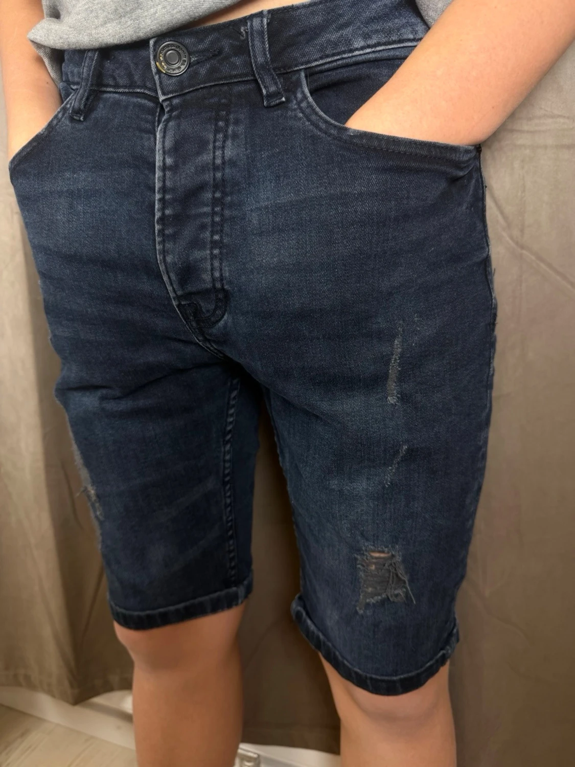 Mörkblå jeansshorts med slitningar - 2