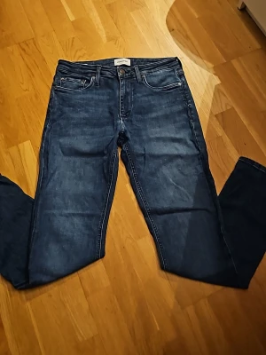 Mörkblå jeans från Acne Studios - Säljer ett par klassiska mörkblå jeans från Acne Studios. Jeansen har fem fickor, raka ben och normal midja. Materialet är slitstarkt denim i bomull och passformen är normal. Perfekta till en avslappnad stil.