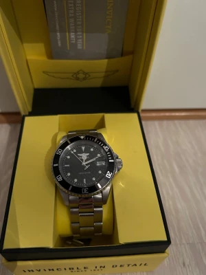 Invicta klocka Limited edition  - Säljer en stilren Invicta limited edition herrklocka med svart kolfiber urtavla och silverfärgad länk i rostfritt stål. Klockan har tydliga index, datumvisning och vridbar bezel. Levereras i original gul box med extra länkbitar och garantikort. Klockan har automatiskt movement. Klockan är vattentät till 200M. Byten mot jacka/skor skulle kunna vara intressant! Hör av dig vid frågor eller funderingar.