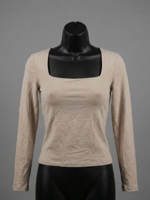 Beige långärmad topp från H&M - Säljer en beige långärmad topp från H&M i storlek S. Toppen har en fyrkantig halsringning och är tillverkad av mjuk polyester med elastan för stretch. Enkel och stilren design som är lätt att matcha med olika outfits.