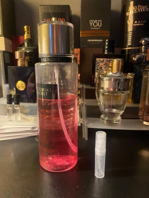 Victoria's Secret Romantic Mist 2 ml sample - Fräsch body mist från Victoria's Secret i doften Romantic. Perfekt för dig som vill ha en lätt och uppfriskande spray. 