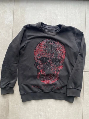 Philipp plaein  - Säljer en fet tröja från philipp plaein. Har använt den några gånger. Den är perfekt för dig som vill ha en lite unik stil. 