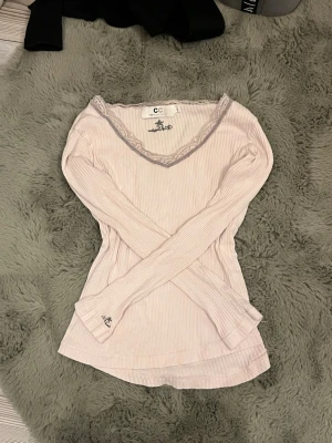 Ljus rosa tröja! - Säljer en jätte söt ljusrosa tröja från Capri collection i storlek S (passar även XS).💗