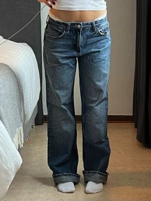 OTROLIGA raka jeans från Zara i perfekt wash 💗✨ - Säljer dessa sjuuukt snygga raka jeans från Zara i den absolut finaste tvätten, älskar verkligen!! 😭💗  De har lite slitningar/hål vid hälarna men det är inget som stör när man har dem på!✨💓  De är i storlek 36, jag är ca 165cm och har vanligtvis S, så de sitter verkligen som en smäck! 💕💕  Midja: 39cm Innerben: 85cm Benöppning: 25cm  Skriv för frågor eller fler bilder! 💕💕