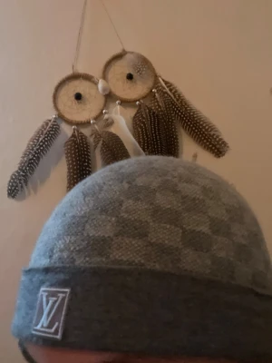Grå LV Mössa (Äkta) - Säljer min äkta gråa lv mössa med 1 litet hål där och de va ett litet hål därframme som jag har fixat dene bra skit snygg passform har fixat och krymt den till den perfekta formen.